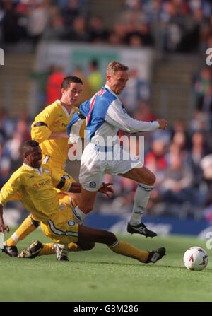 Lars Bohinen de Blackburn Rovers (à droite) échappe aux attentions de Lucas Radebe (à gauche) et Gary Kelly (au centre) de Leeds United Banque D'Images