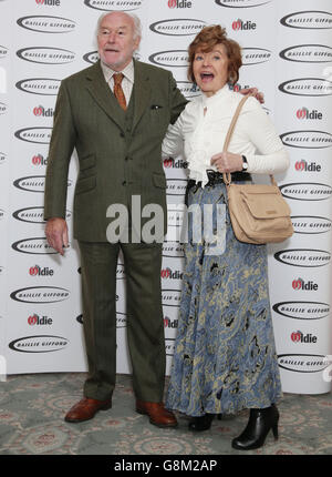 Timothy West et son épouse Prunella balances arrivent pour le prix Oldie de l'année, à Simpsons-in-the-Strand, Londres. Banque D'Images