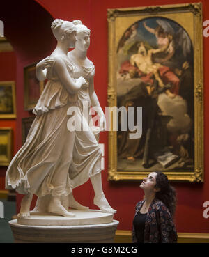 Adeline Amar, employée des National Galleries d'Écosse, et le groupe de portraits en marbre grandeur nature de Lorenzo Bartolini, The Campbell Sisters Dancing a Waltz, lors d'une séance photo à la Scottish National Gallery d'Édimbourg. Banque D'Images