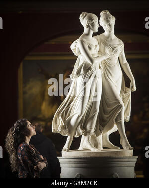 Adeline Amar, employée des National Galleries d'Écosse, et le groupe de portraits en marbre grandeur nature de Lorenzo Bartolini, The Campbell Sisters Dancing a Waltz, lors d'une séance photo à la Scottish National Gallery d'Édimbourg. Banque D'Images