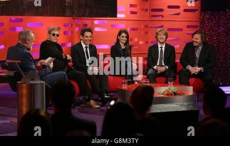 (De gauche à droite) l'hôte Graham Norton, Sir Elton John, Ben Stiller, Penelope Cruz, Owen Wilson et Jack Black pendant le tournage du Graham Norton Show aux London Studios, dans le sud de Londres, devant être diffusé sur BBC One vendredi soir. Banque D'Images