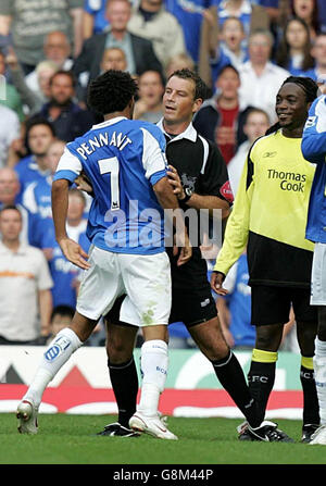 Soccer - FA Barclays Premiership - Birmingham City / Manchester City - St Andrews.L'arbitre Mark Clattenburg (C) retient Jermaine Pennant de Birmingham City de Kiki Musampa (R) de Manchester City Banque D'Images