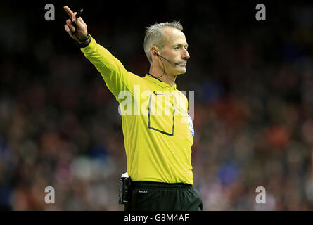 Liverpool v West Ham United - Emirates FA Cup - Fourth Round - Anfield. Arbitre Martin Atkinson Banque D'Images