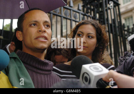 Alessandro Pereira, cousin de Jean Charles de Menezes, le brésilien qui a été abattu par la police dans un train souterrain à Stockwell le 22 juillet, parle à la presse devant les portes de Downing Street. M. Pereira parlait après avoir adressé une lettre au 10 Downing Street demandant une enquête publique complète sur la mort de son cousin. Banque D'Images