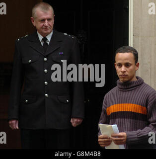 Alessandro Pereira (à droite), cousin de Jean Charles de Menezes, le brésilien qui a été abattu par la police dans un train souterrain à Stockwell le 22 juillet, parle à la presse devant les portes de Downing Street. M. Pereira parlait après avoir adressé une lettre au 10 Downing Street demandant une enquête publique complète sur la mort de son cousin. Banque D'Images