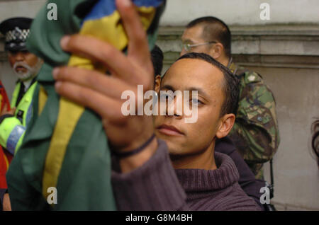 Alessandro Pereira, cousin de Jean Charles de Menezes, le brésilien qui a été abattu par la police dans un train souterrain à Stockwell le 22 juillet, parle à la presse devant les portes de Downing Street. M. Pereira parlait après avoir adressé une lettre au 10 Downing Street demandant une enquête publique complète sur la mort de son cousin. Banque D'Images