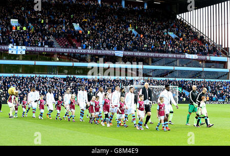 Aston Villa v Manchester City - Emirates FA Cup - Fourth Round - Villa Park.Les joueurs et mascottes de Manchester City se dirigent sur le terrain de Villa Park Banque D'Images