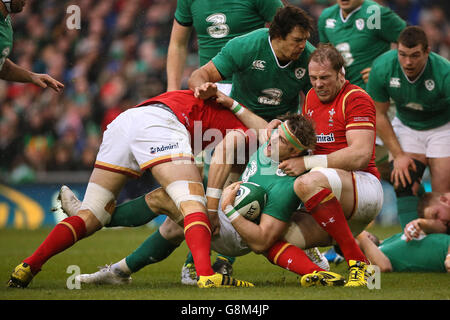 Jamie Heaslip (au centre), en Irlande, est attaqué par Alun Wyn Jones (à droite) et Luke Charteris, au pays de Galles, lors du match des six Nations RBS de 2016 au stade Aviva, à Dublin. Banque D'Images