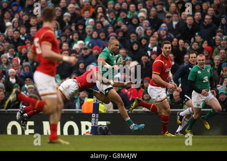 Simon Zebo (au centre), en Irlande, est attaqué par Taulupe Faletau, au pays de Galles, lors du match des six Nations du RBS de 2016 au stade Aviva, à Dublin. Banque D'Images