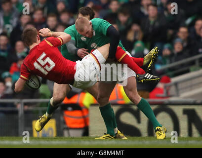 En Irlande, Keith Earls (à droite) est affronté par Liam Williams au pays de Galles lors du match des six Nations RBS 2016 au stade Aviva, à Dublin. Banque D'Images