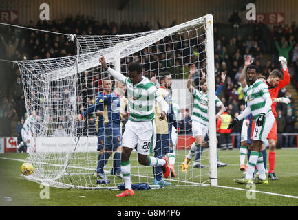 Les joueurs celtiques célèbrent les Griffiths de Leigh (cachés du point de vue) marquant leur premier but lors de la coupe d'Écosse William Hill, cinquième match au stade Excelsior, Airdrie. Banque D'Images