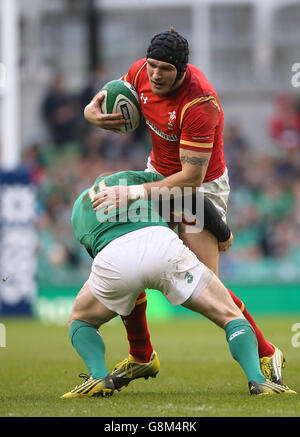 Tom James (à droite), du pays de Galles, est attaqué par Keith Earls, de l'Irlande, lors du match des six Nations RBS 2016 au stade Aviva, à Dublin. Banque D'Images