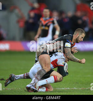 Ben Cockayne, de Hull KR, est attaqué par les Tigers de Castleford Ben Crooks lors du premier match de Super League Utility au KC LightStream Stadium, à Hull. Banque D'Images