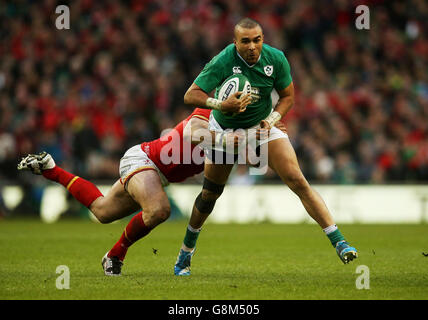 Simon Zebo, de l'Irlande, a été attaqué par Jamie Roberts, du pays de Galles, lors du match des six Nations du RBS de 2016 au stade Aviva, à Dublin. Banque D'Images