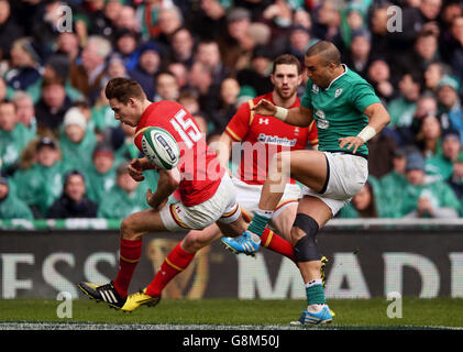 Liam Williams, pays de Galles, ne parvient pas à obtenir un coup de pied sur le terrain tout en étant sous la pression de Simon Zebo, en Irlande, lors du match des six Nations RBS 2016 au stade Aviva, à Dublin. Banque D'Images