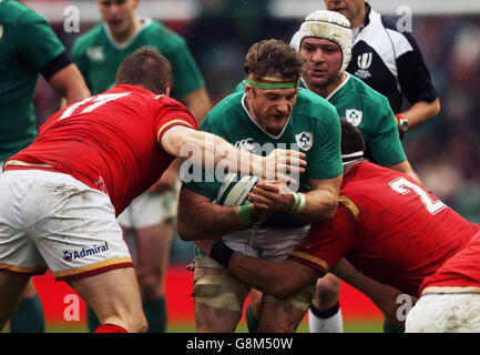 Jamie Heaslip, de l'Irlande, est attaqué par Gethin Jenkins (à gauche) et Scott Baldwin, du pays de Galles, lors du match des six Nations du RBS de 2016 au stade Aviva, à Dublin.APPUYEZ SUR ASSOCIATION photo.Date de la photo: Dimanche 7 février 2016.Voir l'histoire de PA RUGBYU Ireland.Le crédit photo devrait se lire comme suit : Brian Lawless/PA Wire.DES RESTRICTIONS S'APPLIQUENT : usage éditorial uniquement.Aucune utilisation commerciale ou promotionnelle sans le consentement préalable de l'IRFU.Aucune modification ni aucun amarrage.Pour plus d'informations, veuillez appeler le +44 (0)115 8447447. Banque D'Images