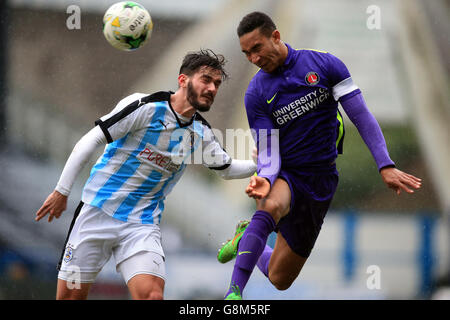 Flo Bojaj (à gauche) et Charlton Athletic U21 de Huddersfield Town U21 Terrell Thomas Banque D'Images