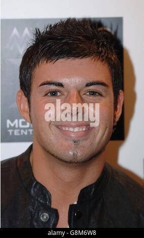 The MOBO Awards Launch Party 2005 - Sway. Le gagnant du Big Brother 6, Anthony Hutton, arrive. Banque D'Images