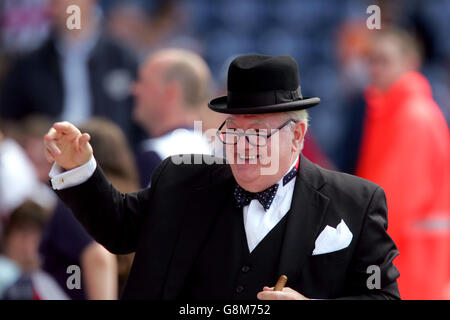 Soccer - FA Barclays Premiership - West Bromwich Albion v Portsmouth -The Hawthorns. La mascotte de Portsmouth marche autour du terrain Banque D'Images