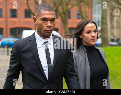 L'ancien footballeur de la Premier League Marcus Bent et son partenaire (nom inconnu) arrivent au tribunal de Guildford, Surrey, où il risque d'être condamné à une peine d'emprisonnement après avoir admis l'affray et la possession de cocaïne. Banque D'Images