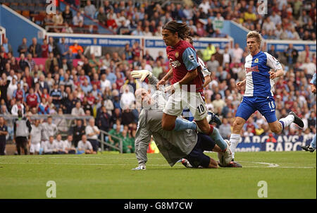 Le Milan Baros (C) d'Aston Villa joue le ballon devant le gardien de but de Blackburn Rovers Brad Friedel (L) uniquement pour la plongée lors du match de football de FA Barclays Premiership à Villa Park, Birmingham, le samedi 27 août 2005.APPUYEZ SUR ASSOCIATION photo.Le crédit photo devrait se lire: Chris Young/PA. Banque D'Images