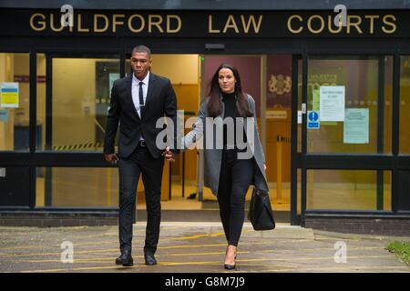 L'ancien footballeur de la première Ligue Marcus Bent et son partenaire (nom inconnu) quittent le Guildford Magistrates' court, Surrey,où il s'est échappé d'être envoyé en prison après qu'il ait été condamné pour avoir affronté deux officiers avec un couteau à viande et un couteau de cuisine alors qu'il était dans un état de « délire » sous l'influence de la cocaïne. Banque D'Images