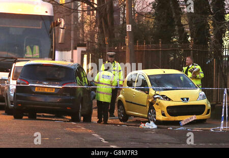 EDS NOTE PLAQUE D'IMMATRICULATION PIXÉLISÉE PAR PA PHOTO DESK police sur la scène de Belvidere Road dans le sud de Liverpool, où cinq enfants ont été frappés par une voiture laissant un certain nombre d'entre eux avec des blessures graves. Banque D'Images