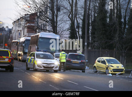 EDS NOTE PLAQUE D'IMMATRICULATION PIXÉLISÉE PAR PA PHOTO DESK police sur la scène de Belvidere Road dans le sud de Liverpool, où cinq enfants ont été frappés par une voiture laissant un certain nombre d'entre eux avec des blessures graves. Banque D'Images