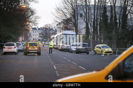 EDS NOTE PLAQUE D'IMMATRICULATION PIXÉLISÉE PAR PA PHOTO DESK police sur la scène de Belvidere Road dans le sud de Liverpool, où cinq enfants ont été frappés par une voiture laissant un certain nombre d'entre eux avec des blessures graves. Banque D'Images