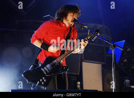 Dave Grohl des Foo Fighters qui se déroule sur la scène principale au Reading Festival, le samedi 27 août 2005. APPUYEZ SUR ASSOCIATION photo. Le crédit photo devrait se lire: Yui Mok/PA Banque D'Images