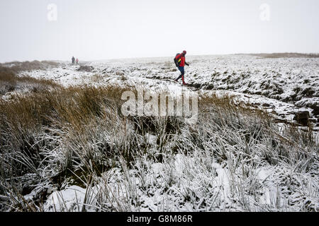 Les marcheurs s'attaquent à la montagne couverte de neige de Pen y Fan dans le parc national de Brecon Beacons, au pays de Galles. Banque D'Images