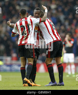 Yann m'Vila de Sunderland (à gauche), Lamine Kone (au centre) et Jack Rodwell célèbrent après le match de la première ligue de Barclays au stade de Light, Sunderland. Banque D'Images