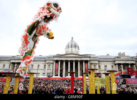 Les foules se rassemblent devant la National Gallery de Trafalgar Square à Londres, pour assister à une danse du lion pendant les célébrations du nouvel an chinois pour marquer le début de l'année du singe. Banque D'Images