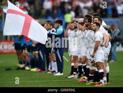 L'équipe d'Angleterre chante l'hymne national avant le match des six nations du RBS de 2016 au Stadio Olimpico, Rome, Italie. Banque D'Images