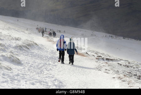 Les marcheurs s'attaquent à la montagne couverte de neige de Pen y Fan dans le parc national de Brecon Beacons, au pays de Galles. Date de la photo: Dimanche 14 février 2016. Le crédit photo devrait se lire : Ben Birchall/PA Wire Banque D'Images