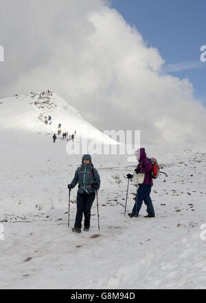 Les marcheurs s'attaquent à la montagne couverte de neige de Pen y Fan dans le parc national de Brecon Beacons, au pays de Galles. Date de la photo: Dimanche 14 février 2016. Le crédit photo devrait se lire : Ben Birchall/PA Wire Banque D'Images