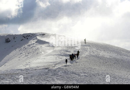 Les marcheurs s'attaquent à la montagne couverte de neige de Pen y Fan dans le parc national de Brecon Beacons, au pays de Galles. Date de la photo: Dimanche 14 février 2016. Le crédit photo devrait se lire : Ben Birchall/PA Wire Banque D'Images