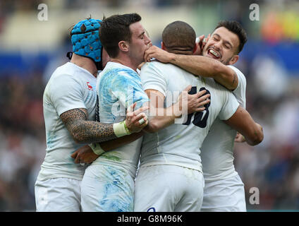 Jonathan Joseph (deuxième à droite), en Angleterre, célèbre sa troisième tentative lors du match des six nations RBS 2016 au Stadio Olimpico, Rome, Italie. Banque D'Images