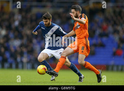 Birmingham City / Ipswich Town - Sky Bet Championship - St Andrew's.Jon Toral de Birmingham City (à gauche) et Cole Skuse d'Ipswich Town se battent pour le ballon. Banque D'Images