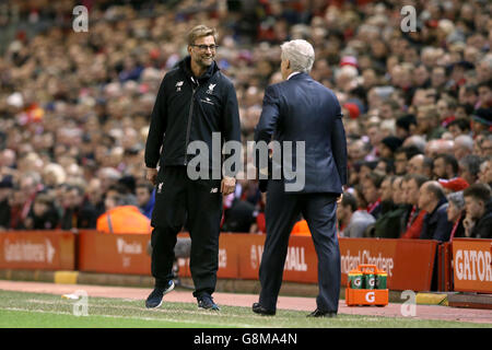 Jurgen Klopp, directeur de Liverpool, a eu une conversation avec Mark Hughes, directeur de Stoke City (à droite), sur la ligne de contact lors de la coupe Capital One, demi-finale, deuxième étape à Anfield, Liverpool. Banque D'Images