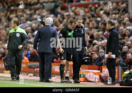 Charlie Adam (au centre) de la ville de Stoke part après avoir subi une blessure lors de la coupe Capital One, demi-finale, deuxième jambe à Anfield, Liverpool. Banque D'Images