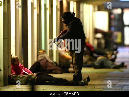 Un « tireur » au cours d'un exercice d'entraînement pour tester la réponse des services d'urgence à une attaque à armes à feu majeure à un arrêt d'autobus bondé au centre commercial de Braehead à Glasgow. Banque D'Images