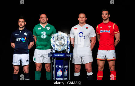 (De gauche à droite) le capitaine écossais Greg Laidlaw, le capitaine irlandais Rory Best, le capitaine anglais Dylan Hartley et le capitaine du pays de Galles Sam Warburton à côté de la coupe Calcutta lors du lancement des médias RBS 6 Nations au Hurlingham Club, Londres. Banque D'Images