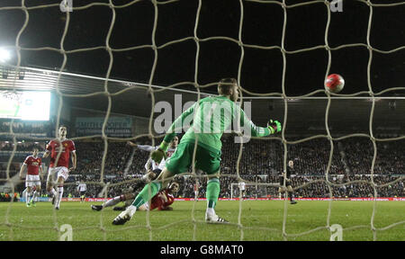 George Thorne, du comté de Derby, marque le premier but du match de son côté lors de la coupe Emirates FA, quatrième match au stade iPro, Derby. APPUYEZ SUR ASSOCIATION photo. Date de la photo: Vendredi 29 janvier 2016. Voir PA Story FOOTBALL Derby. Le crédit photo devrait se lire comme suit : Nick Potts/PA Wire. Banque D'Images