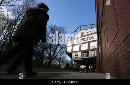 Les fans arrivent à Villa Park pour la Emirates FA Cup, quatrième match à Villa Park, Birmingham. PHOTO DE L'ASSOCIATION RESS. Date de la photo: Samedi 30 janvier 2016. Voir PA Story SOCCER Villa. Le crédit photo devrait se lire: Martin Rickett/PA Wire. Banque D'Images