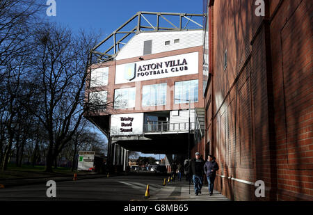 Les fans arrivent à Villa Park pour la Emirates FA Cup, quatrième match à Villa Park, Birmingham. PHOTO DE L'ASSOCIATION RESS. Date de la photo: Samedi 30 janvier 2016. Voir PA Story SOCCER Villa. Le crédit photo devrait se lire: Martin Rickett/PA Wire. Banque D'Images