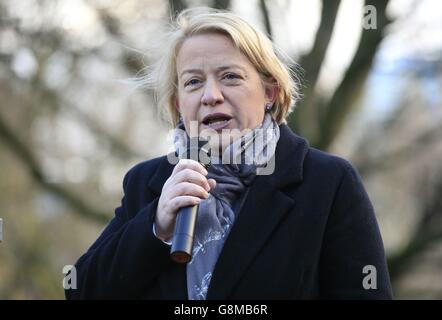 Natalie Bennett, chef du Parti vert, parle aux manifestants lorsqu'ils se réunissent au Musée impérial de la guerre de Londres pour manifester contre le projet de loi sur le logement et la planification du gouvernement. Banque D'Images