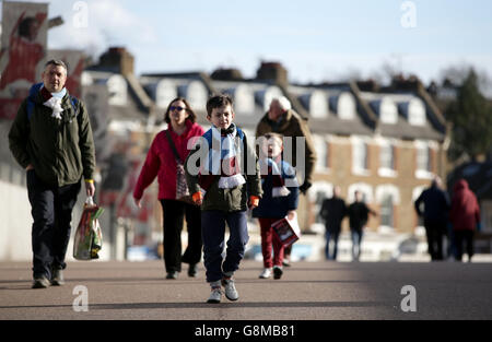 Les fans de Burnley se rendent au stade Emirates avant la coupe Emirates FA, quatrième match au stade Emirates, Londres. Banque D'Images