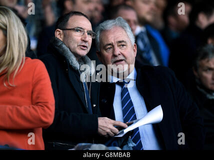 Iain McInnes, président de Portsmouth, et Martin O'Neill, directeur de la République d'Irlande, dans les tribunes précédant la coupe Emirates FA, quatrième tour de match à Fratton Park, Portsmouth. Banque D'Images