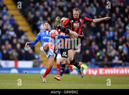 Kyle Bennett de Portsmouth (à gauche) et Shaun MacDonald de l'AFC Bournemouth se battent pour le ballon lors de la coupe Emirates FA, quatrième match au parc Fratton, Portsmouth. Banque D'Images